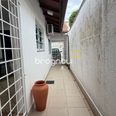 Casa com 193m², 4 quartos (sendo 2 suítes), 2 garagens, no bairro Santa Mônica em Florianópolis
