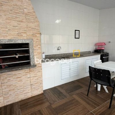 Casa com 193m², 4 quartos (sendo 2 suítes), 2 garagens, no bairro Santa Mônica em Florianópolis