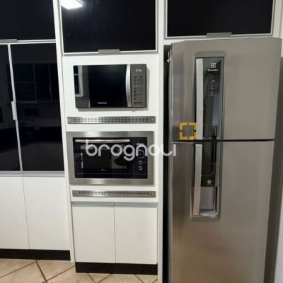 Casa com 193m², 4 quartos (sendo 2 suítes), 2 garagens, no bairro Santa Mônica em Florianópolis