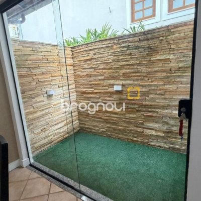 Casa com 193m², 4 quartos (sendo 2 suítes), 2 garagens, no bairro Santa Mônica em Florianópolis