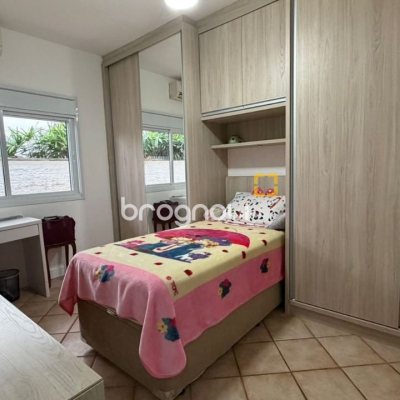 Casa com 193m², 4 quartos (sendo 2 suítes), 2 garagens, no bairro Santa Mônica em Florianópolis