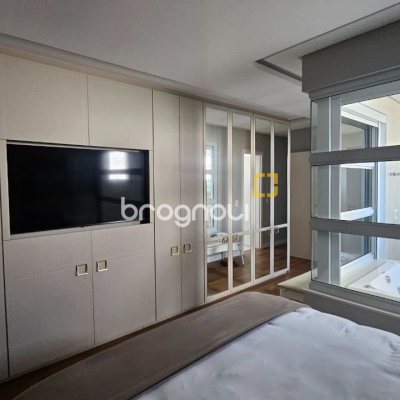 Apartamento com 180m², 4 quartos (sendo 3 suítes), 4 garagens, no bairro Centro em Florianópolis