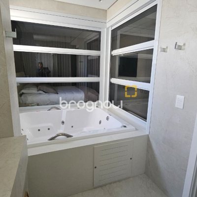 Apartamento com 180m², 4 quartos (sendo 3 suítes), 4 garagens, no bairro Centro em Florianópolis