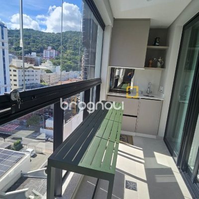 Apartamento com 180m², 4 quartos (sendo 3 suítes), 4 garagens, no bairro Centro em Florianópolis
