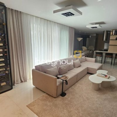 Apartamento com 180m², 4 quartos (sendo 3 suítes), 4 garagens, no bairro Centro em Florianópolis