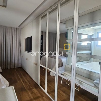 Apartamento com 180m², 4 quartos (sendo 3 suítes), 4 garagens, no bairro Centro em Florianópolis