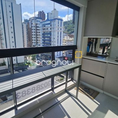 Apartamento com 180m², 4 quartos (sendo 3 suítes), 4 garagens, no bairro Centro em Florianópolis