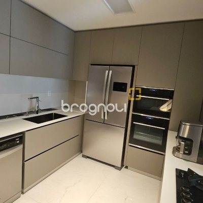 Apartamento com 180m², 4 quartos (sendo 3 suítes), 4 garagens, no bairro Centro em Florianópolis