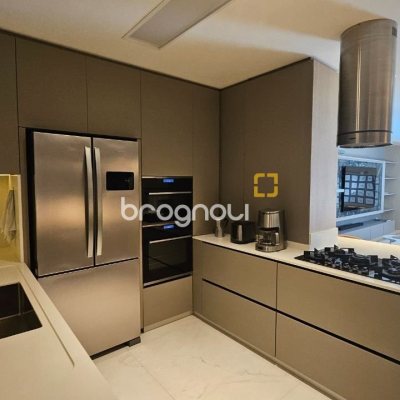 Apartamento com 180m², 4 quartos (sendo 3 suítes), 4 garagens, no bairro Centro em Florianópolis