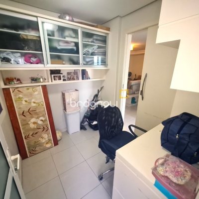 Apartamento com 126m², 3 quartos (sendo 1 suíte), 2 garagens, no bairro Estreito em Florianópolis