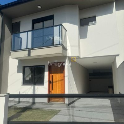 Casa com 107m², 3 quartos (sendo 1 suíte), 2 garagens, no bairro Potecas em São José