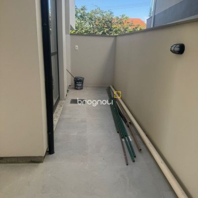 Casa com 107m², 3 quartos (sendo 1 suíte), 2 garagens, no bairro Potecas em São José