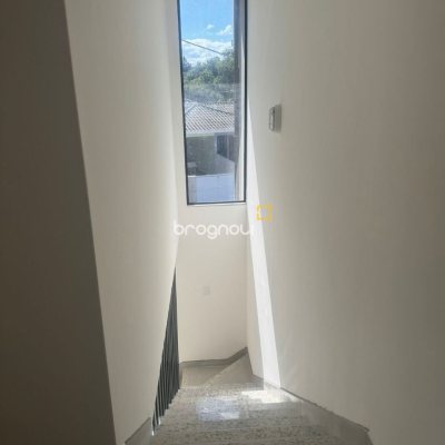 Casa com 107m², 3 quartos (sendo 1 suíte), 2 garagens, no bairro Potecas em São José