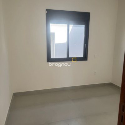Casa com 107m², 3 quartos (sendo 1 suíte), 2 garagens, no bairro Potecas em São José