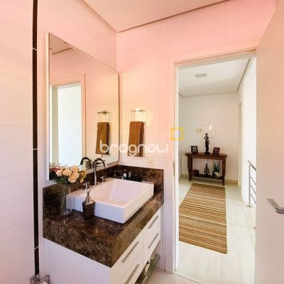 Casa com 225m², 3 quartos (sendo 1 suíte), 2 garagens, no bairro Campeche em Florianópolis