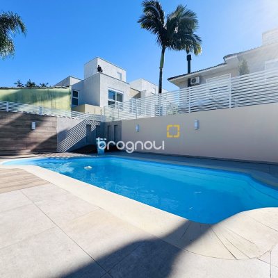 Casa com 225m², 3 quartos (sendo 1 suíte), 2 garagens, no bairro Campeche em Florianópolis