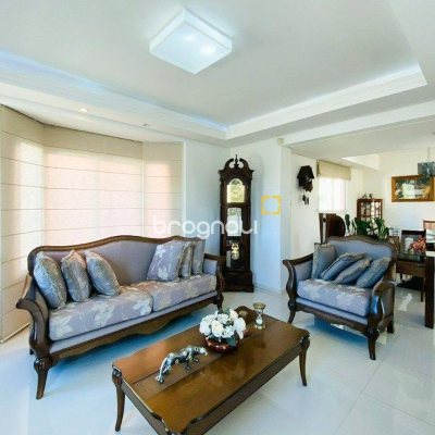 Casa com 225m², 3 quartos (sendo 1 suíte), 2 garagens, no bairro Campeche em Florianópolis