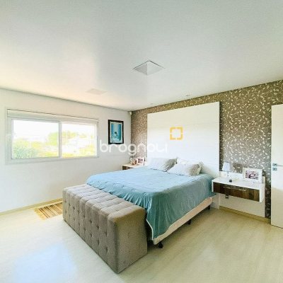 Casa com 225m², 3 quartos (sendo 1 suíte), 2 garagens, no bairro Campeche em Florianópolis