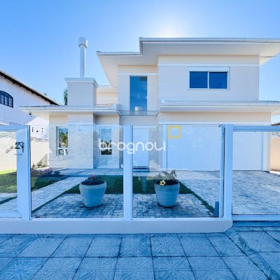 Casa com 225m², 3 quartos (sendo 1 suíte), 2 garagens, no bairro Campeche em Florianópolis