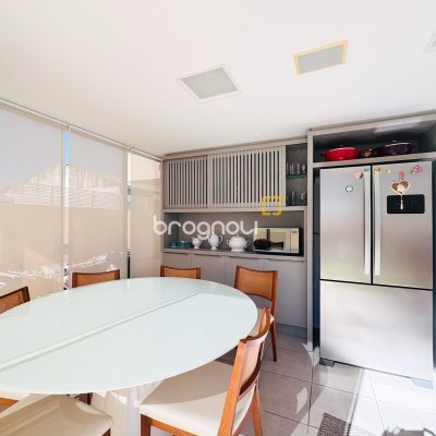 Casa com 225m², 3 quartos (sendo 1 suíte), 2 garagens, no bairro Campeche em Florianópolis