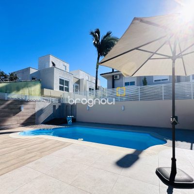 Casa com 225m², 3 quartos (sendo 1 suíte), 2 garagens, no bairro Campeche em Florianópolis
