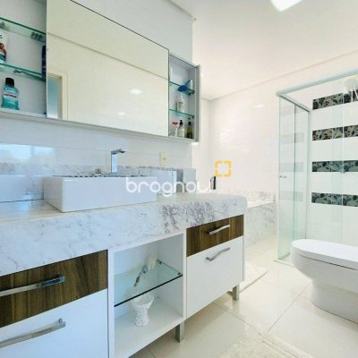 Casa com 225m², 3 quartos (sendo 1 suíte), 2 garagens, no bairro Campeche em Florianópolis