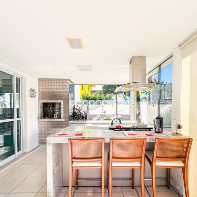 Casa com 225m², 3 quartos (sendo 1 suíte), 2 garagens, no bairro Campeche em Florianópolis