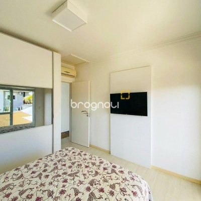 Casa com 225m², 3 quartos (sendo 1 suíte), 2 garagens, no bairro Campeche em Florianópolis
