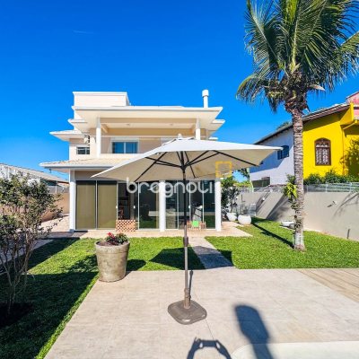 Casa com 225m², 3 quartos (sendo 1 suíte), 2 garagens, no bairro Campeche em Florianópolis