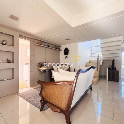 Casa com 225m², 3 quartos (sendo 1 suíte), 2 garagens, no bairro Campeche em Florianópolis