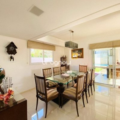 Casa com 225m², 3 quartos (sendo 1 suíte), 2 garagens, no bairro Campeche em Florianópolis