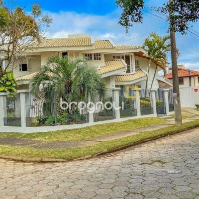 Casa com 329m², 4 quartos (sendo 2 suítes), 3 garagens, no bairro Santa Mônica em Florianópolis