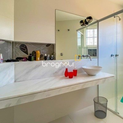 Casa com 329m², 4 quartos (sendo 2 suítes), 3 garagens, no bairro Santa Mônica em Florianópolis