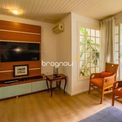 Casa com 329m², 4 quartos (sendo 2 suítes), 3 garagens, no bairro Santa Mônica em Florianópolis