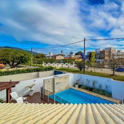 Casa com 329m², 4 quartos (sendo 2 suítes), 3 garagens, no bairro Santa Mônica em Florianópolis