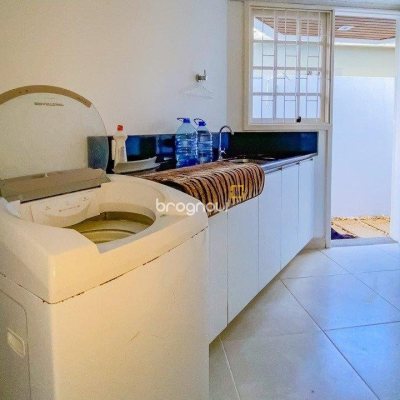 Casa com 329m², 4 quartos (sendo 2 suítes), 3 garagens, no bairro Santa Mônica em Florianópolis