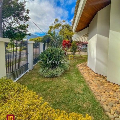 Casa com 329m², 4 quartos (sendo 2 suítes), 3 garagens, no bairro Santa Mônica em Florianópolis