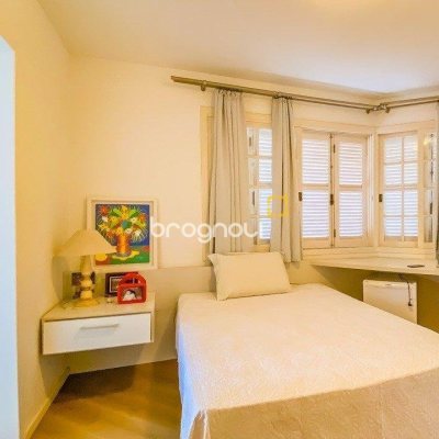 Casa com 329m², 4 quartos (sendo 2 suítes), 3 garagens, no bairro Santa Mônica em Florianópolis