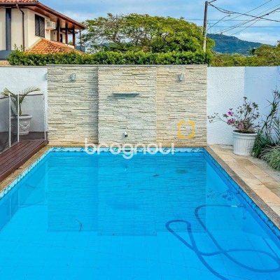 Casa com 329m², 4 quartos (sendo 2 suítes), 3 garagens, no bairro Santa Mônica em Florianópolis
