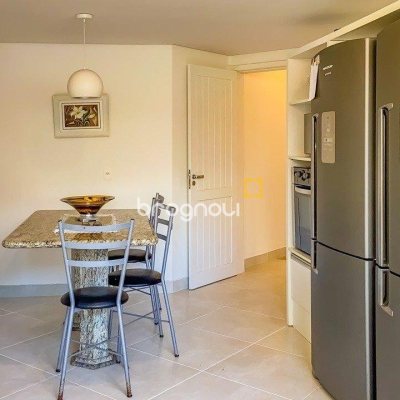 Casa com 329m², 4 quartos (sendo 2 suítes), 3 garagens, no bairro Santa Mônica em Florianópolis