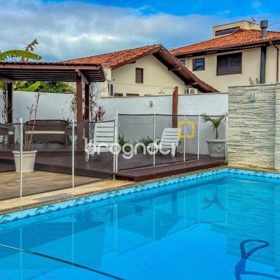 Casa com 329m², 4 quartos (sendo 2 suítes), 3 garagens, no bairro Santa Mônica em Florianópolis