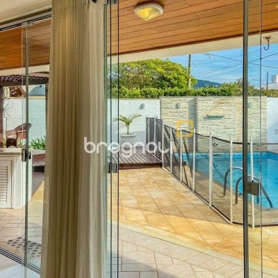 Casa com 329m², 4 quartos (sendo 2 suítes), 3 garagens, no bairro Santa Mônica em Florianópolis