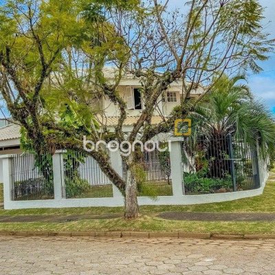 Casa com 329m², 4 quartos (sendo 2 suítes), 3 garagens, no bairro Santa Mônica em Florianópolis