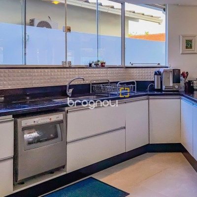 Casa com 329m², 4 quartos (sendo 2 suítes), 3 garagens, no bairro Santa Mônica em Florianópolis