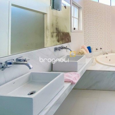 Casa com 329m², 4 quartos (sendo 2 suítes), 3 garagens, no bairro Santa Mônica em Florianópolis