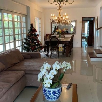 Casa com 250m², 5 quartos (sendo 3 suítes), 4 garagens, no bairro Jurerê Internacional em Florianópolis