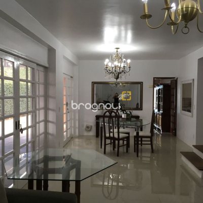 Casa com 250m², 5 quartos (sendo 3 suítes), 4 garagens, no bairro Jurerê Internacional em Florianópolis