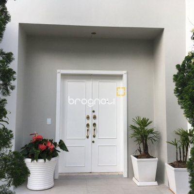Casa com 250m², 5 quartos (sendo 3 suítes), 4 garagens, no bairro Jurerê Internacional em Florianópolis