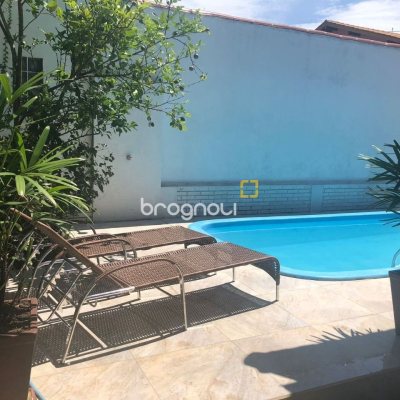 Casa com 250m², 5 quartos (sendo 3 suítes), 4 garagens, no bairro Jurerê Internacional em Florianópolis
