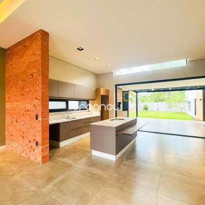 Casa com 240m², 4 quartos (sendo 2 suítes), 4 garagens, no bairro Campeche em Florianópolis